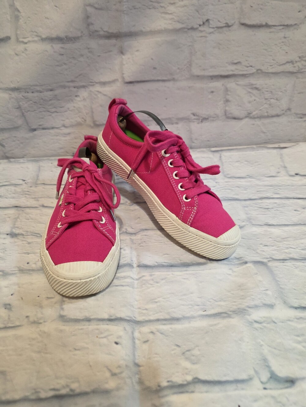 Cariuma OCA Low‎ Fushia Canvas Contrast Thread Sneakers
